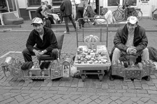 405842 Afbeelding van Turkse schoenpoetsers op de vrijmarkt te Utrecht tijdens de viering van Koninginnedag.
